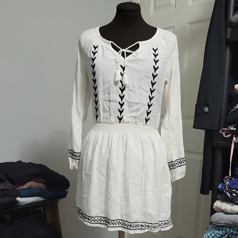5/$20**XS Dynamite White With Black Embroidery Long Sleeve Dress